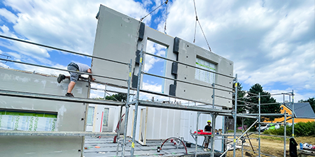 Process hrubé montáže dřevostavby skládání části dřevostavby do sebe